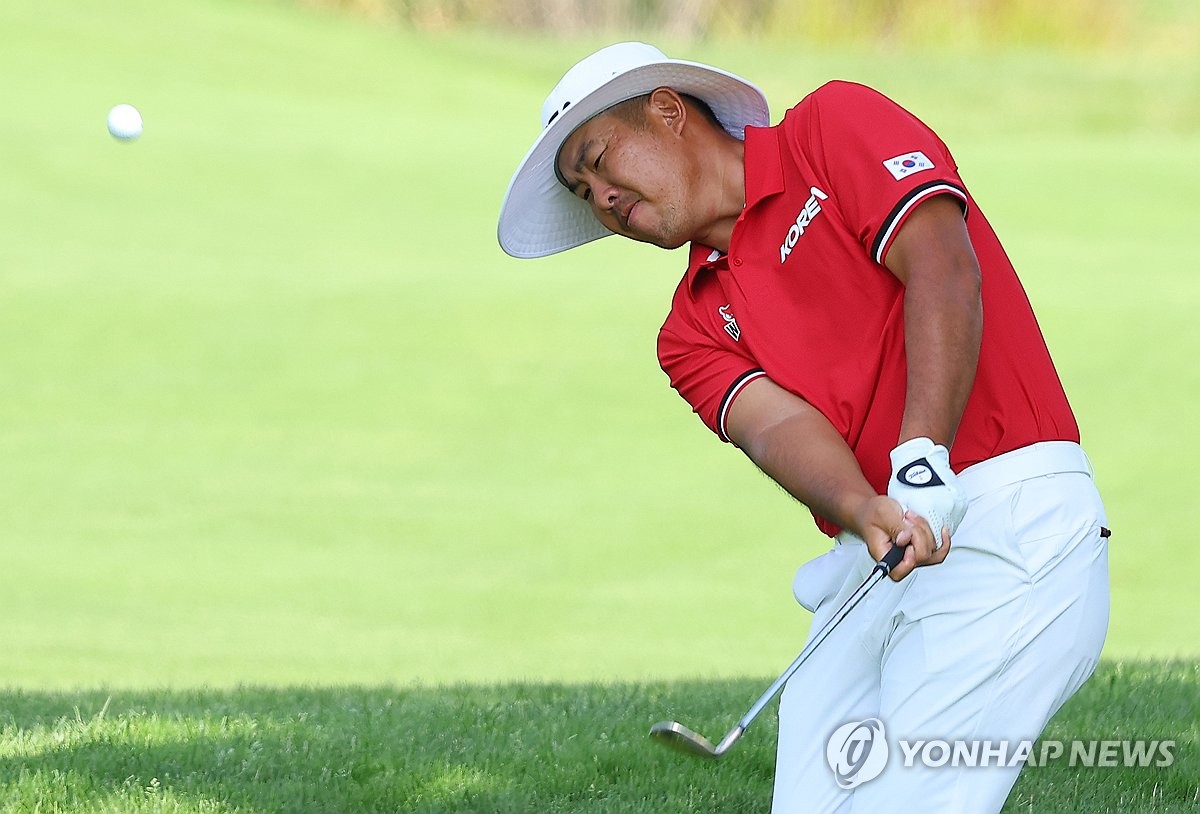 An Byeong-hun of South Korea hits a shot toward the first green during the first round of the men's golf tournament at the Paris Olympics at Le Golf National in Guyancourt, France, on Aug. 1, 2024. (Yonhap)