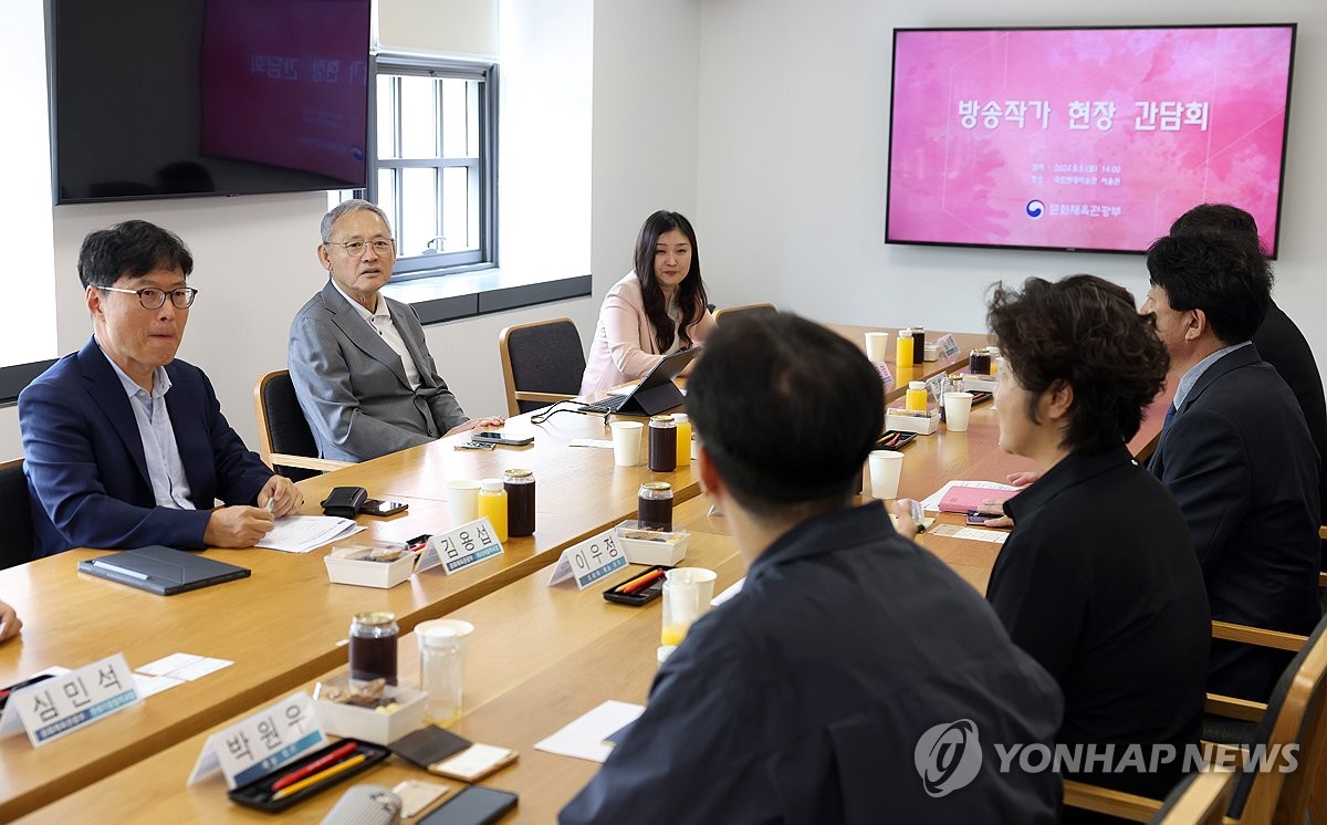 방송작가들 만난 유인촌 창작자 정당한 보상 방안 마련할 것