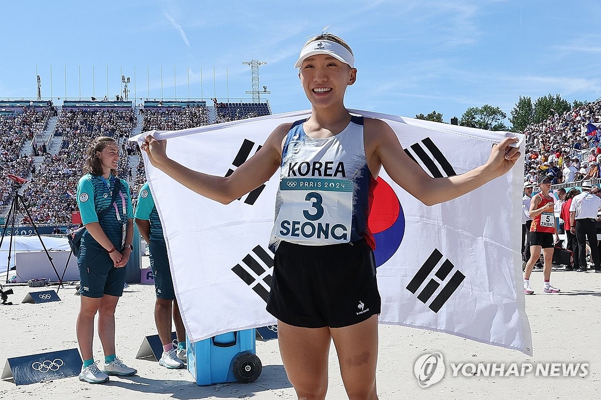 태극기 들고 기뻐하는 성승민