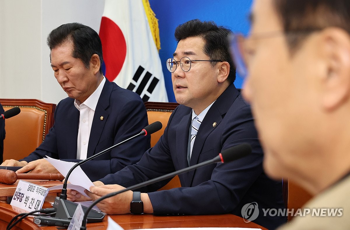 Park Chan-dae (segundo desde la izq.), líder del principal partido de oposición, el Partido Democrático, habla durante una reunión del consejo supremo en la Asamblea Nacional el 12 de agosto de 2024. (Yonhap)