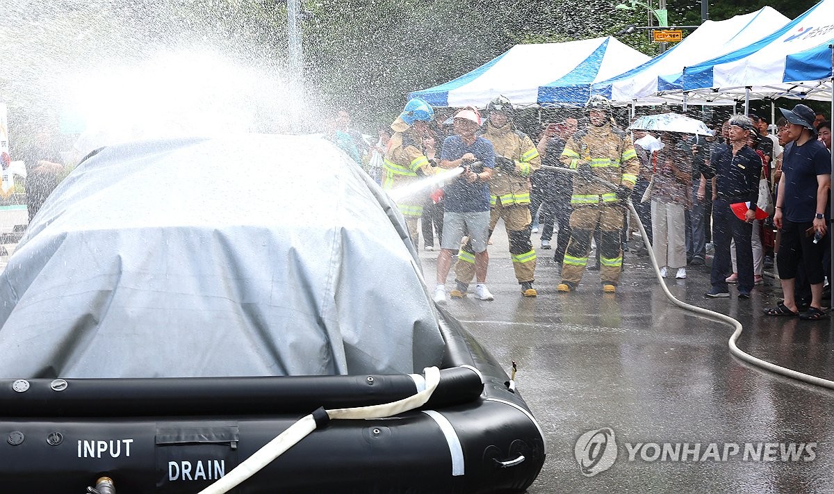 전기차 화재 진압 시연에 직접 참여한 주민