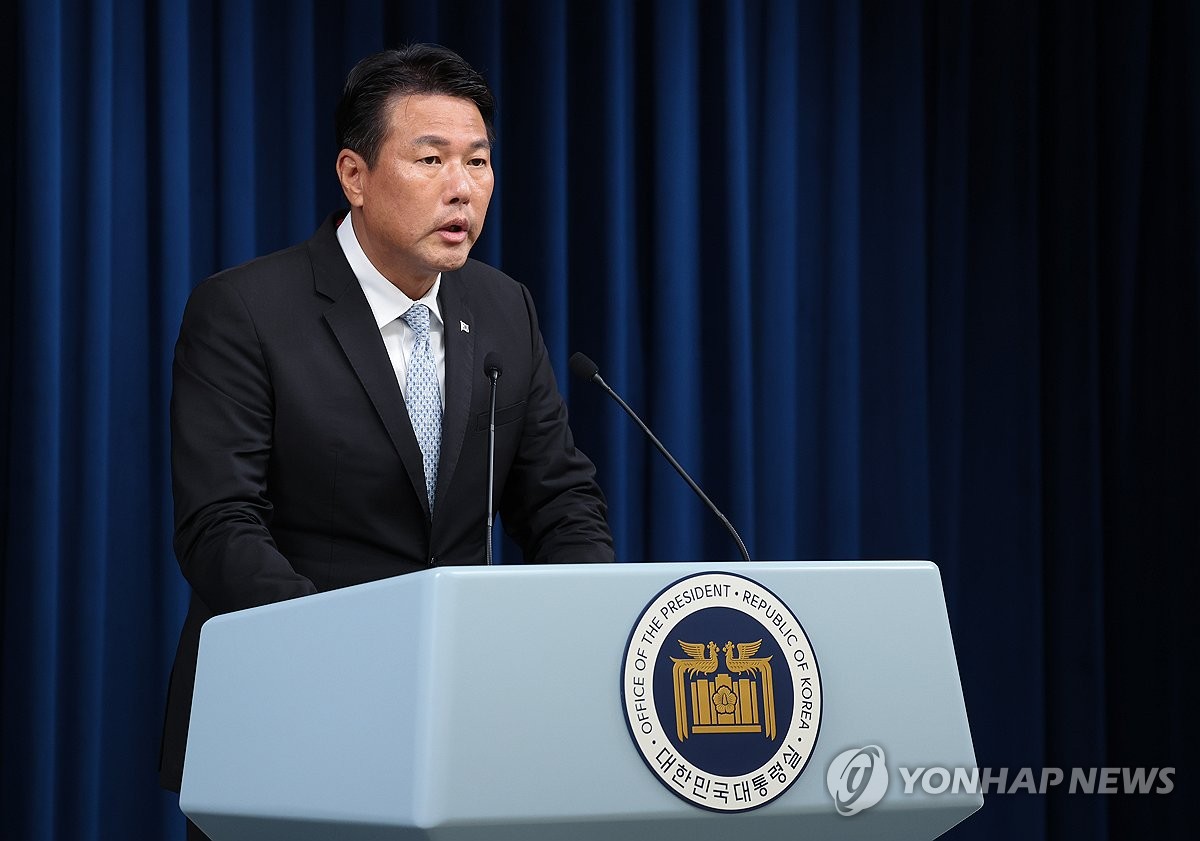 El primer asesor adjunto de seguridad nacional, Kim Tae-hyo, explica la visión de unificación del presidente Yoon Suk Yeol durante una reunión informativa en la oficina presidencial en Seúl el 15 de agosto de 2024. (Yonhap)