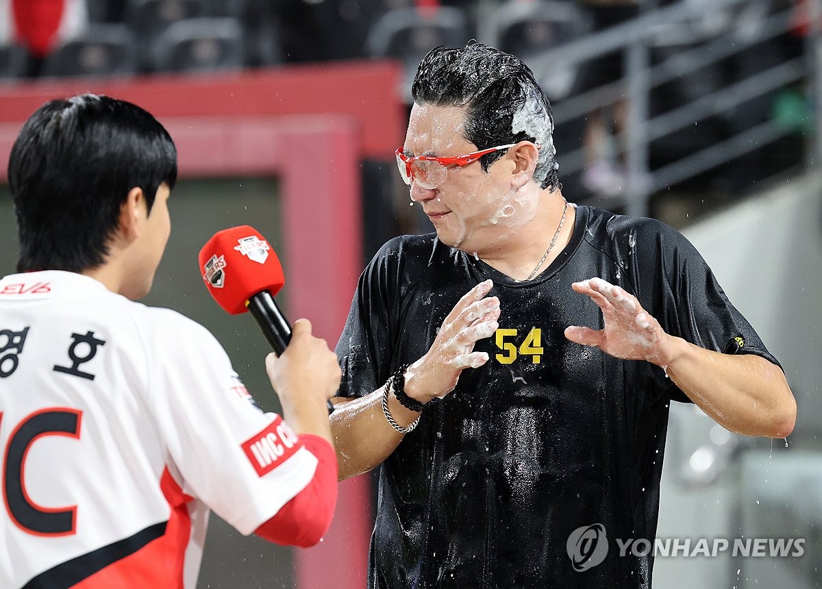 축하 세리머니 받은 양현종