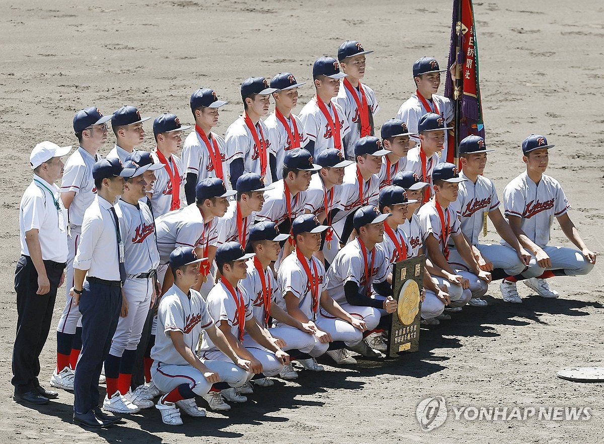 고시엔 우승 기념 촬영하는 교토국제고 선수들