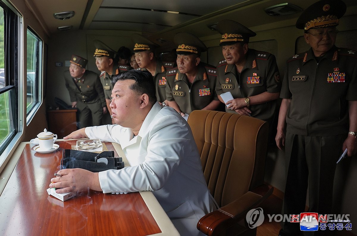 El líder norcoreano Kim Jong-un (sentado) supervisa una prueba de lanzamiento de un sistema de lanzamiento múltiple de cohetes (MRLS) de 240 mm que se está produciendo en empresas industriales de defensa bajo la Segunda Comisión Económica el 27 de agosto de 2024, en esta foto proporcionada por la Agencia Central de Noticias de Corea del Norte. (Para uso exclusivo en la República de Corea. Prohibida su redistribución) (Yonhap)