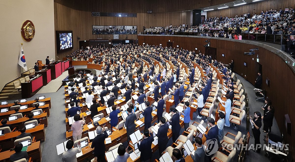 선서하는 제22대 국회의원들