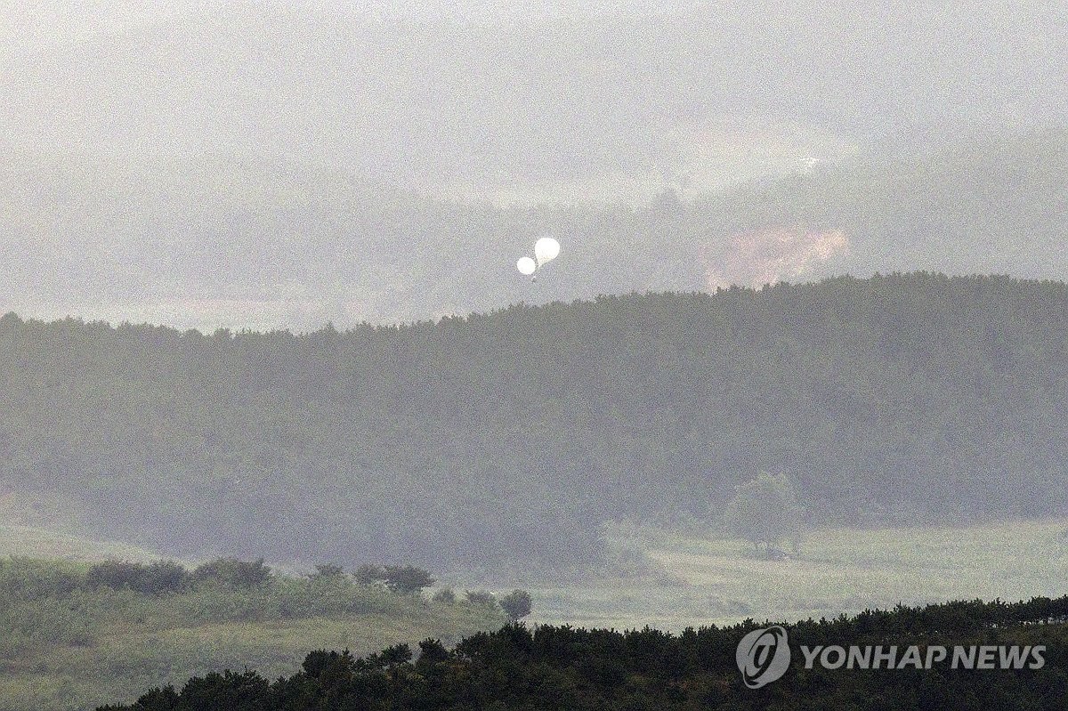 쓰레기 풍선 살포하는 북한