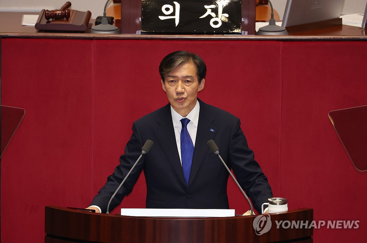 Küçük muhalefetteki Kore'yi Yeniden İnşa Partisi'nin lideri Cho Kuk, 9 Eylül 2024 tarihli bu dosya fotoğrafında, Seul'deki Ulusal Meclis'in genel oturumunda bir konuşma yapıyor. (Yonhap)