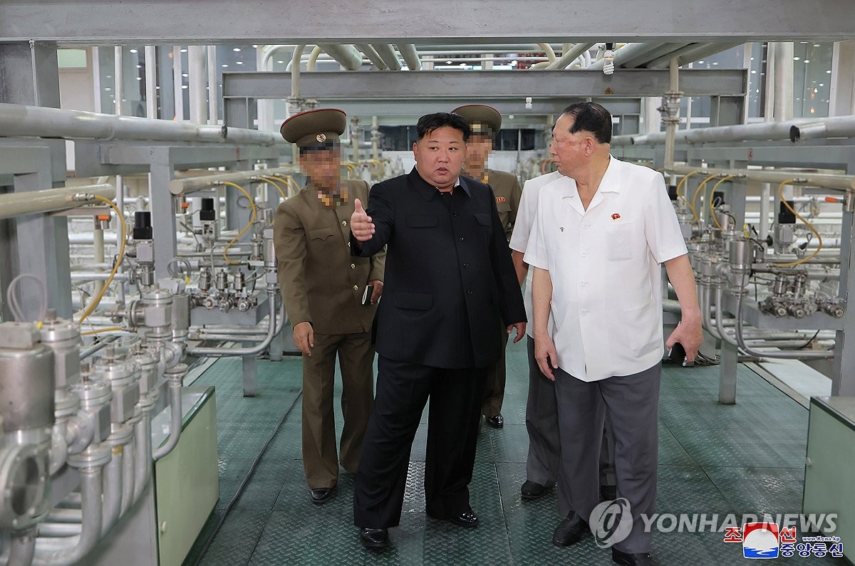 Esta fotografía de archivo, publicada por la Agencia Central de Noticias de Corea del Norte, oficial de Corea del Norte, el 13 de septiembre de 2024, muestra al líder norcoreano, Kim Jong-un (C), visitando una instalación de enriquecimiento de uranio mientras pide un aumento exponencial de las armas nucleares. (Para uso únicamente en la República de Corea. Sin redistribución) (Yonhap)