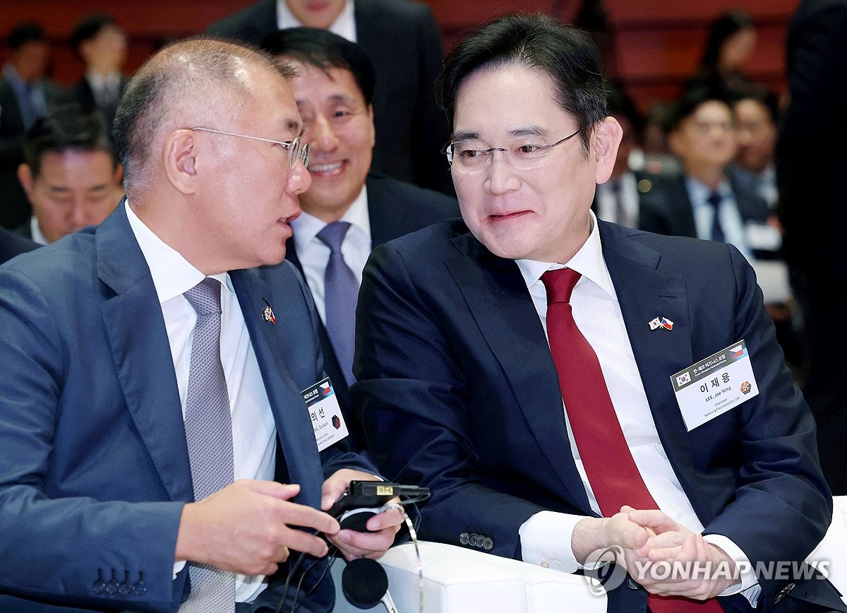 Lee Jae-yong (derecha), presidente de Samsung Electronics, habla con Euisun Chung, presidente de Hyundai Motor Group, durante un foro empresarial en el que participan líderes empresariales de Corea del Sur y la República Checa en Praga el 20 de septiembre de 2024. (Yonhap)