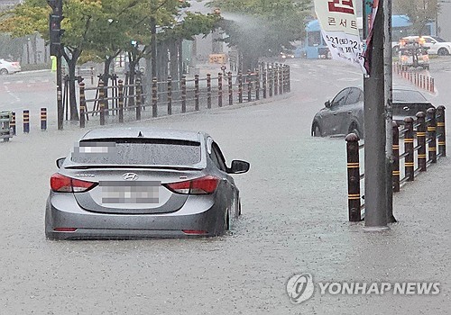 (LEAD) 500 evacuated as heavy rain floods roads, homes in southern regions