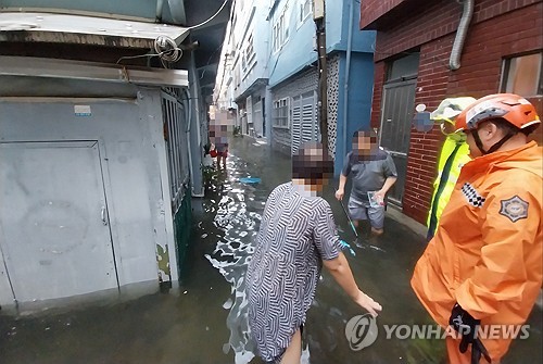 Busan alley flooded after heavy rain