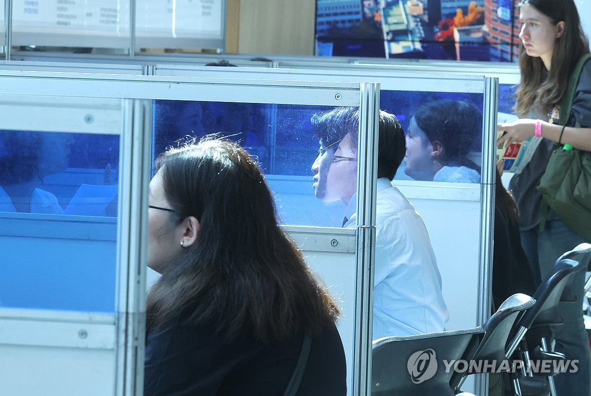 채용 상담 하는 외국인 유학생들