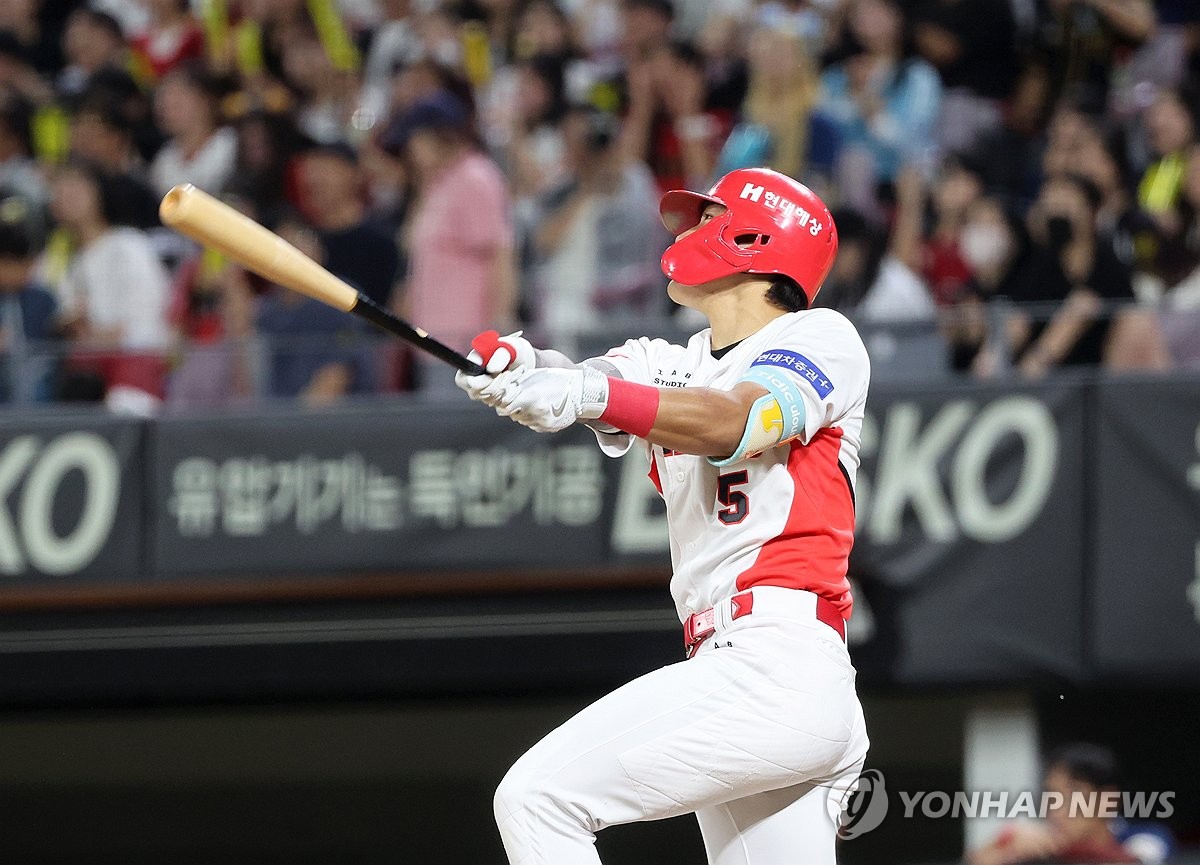 Kim Do-yeong of the Kia Tigers hits a flyball against the NC Dinos during the teams' Korea Baseball Organization regular-season game at Gwangju-Kia Champions Field in the southern city of Gwangju on Sept. 30, 2024. (Yonhap)