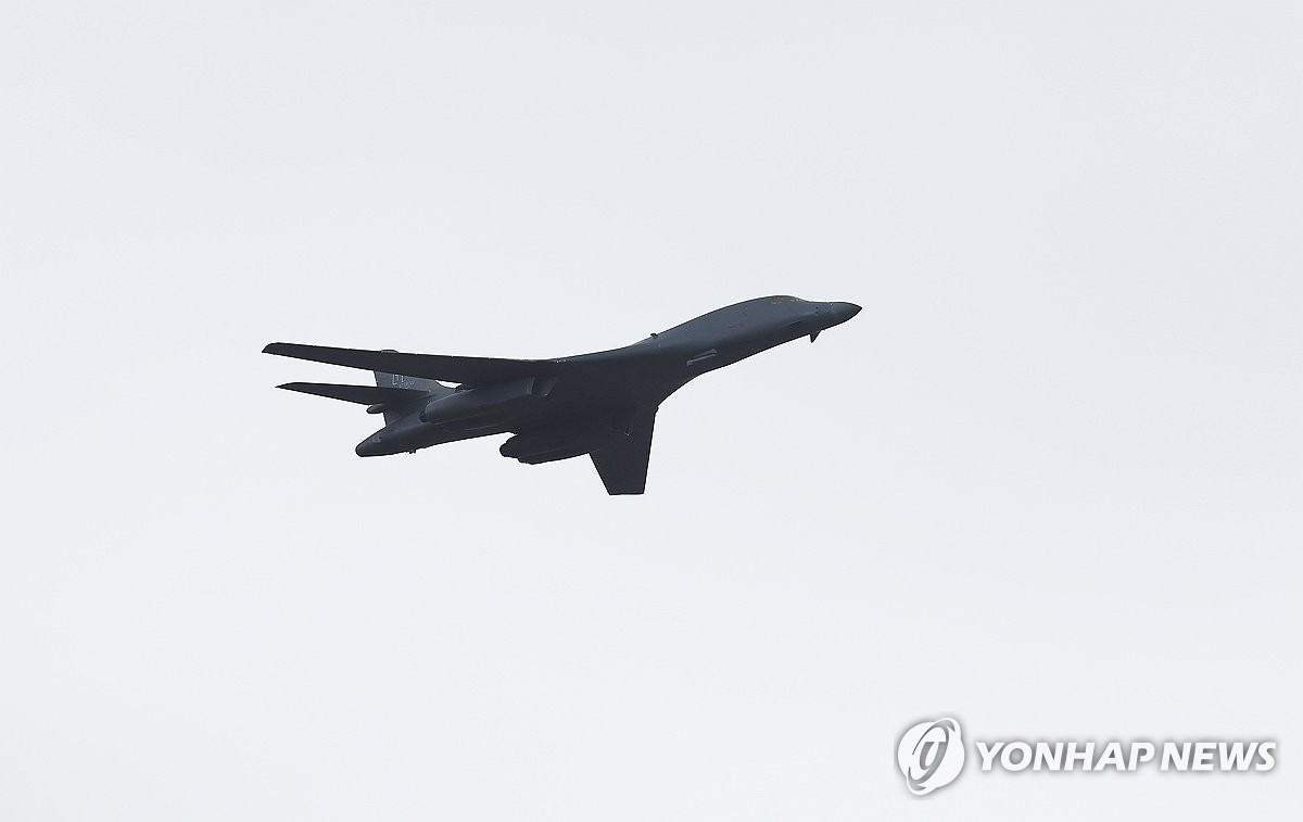 Un bombardero pesado B-1B estadounidense sobrevuela la base aérea de Seúl en Seongnam, justo al sur de Seúl, para la ceremonia del Día de las Fuerzas Armadas el 1 de octubre de 2024. (Yonhap)