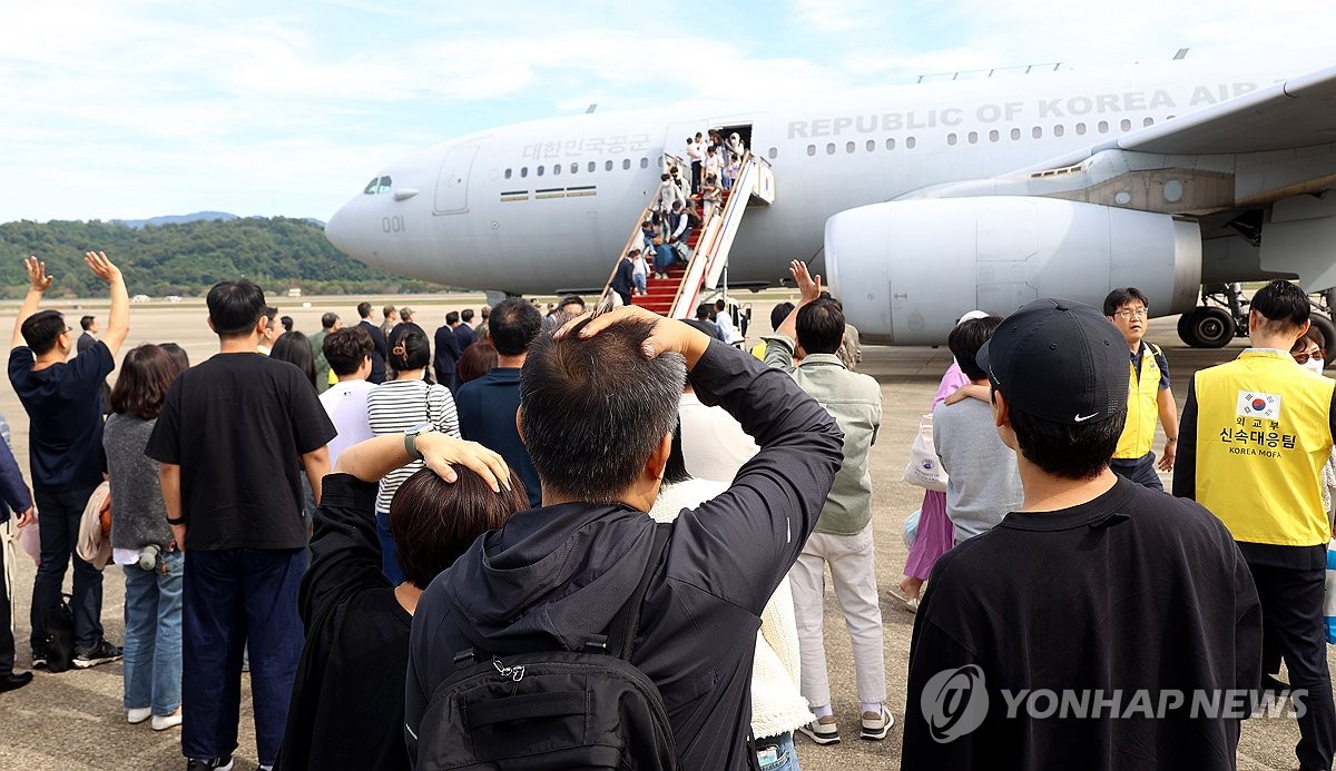 (2nd LD) Military jet carrying 96 S. Koreans arrives home from Lebanon ...