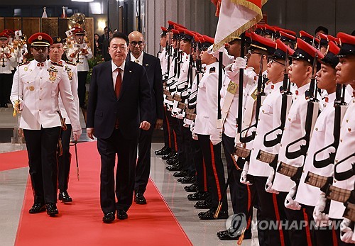 Ceremonia de bienvenida para Yoon en Singapur