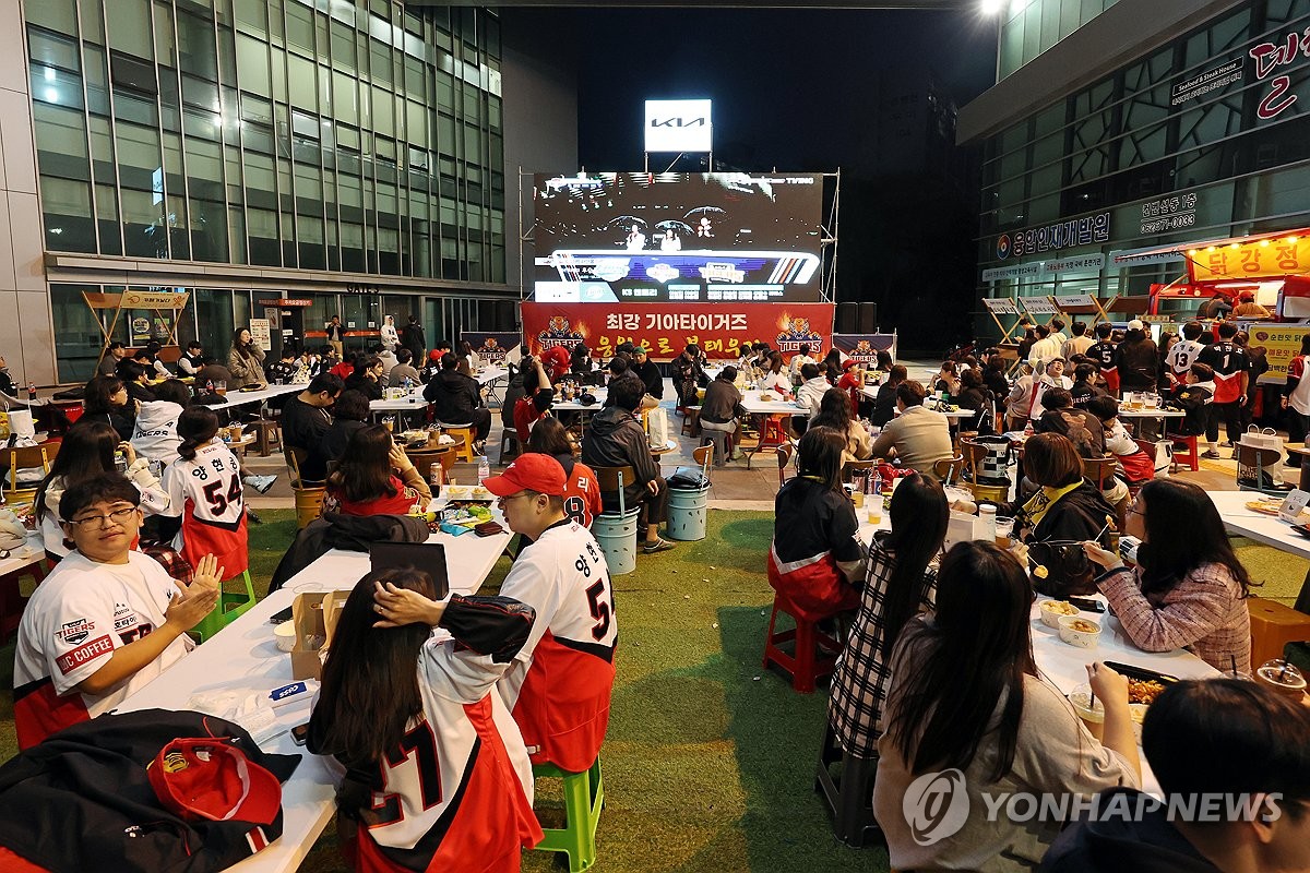 [현장] 야속한 빗줄기에 조마조마…설렘 가득 야구 응원