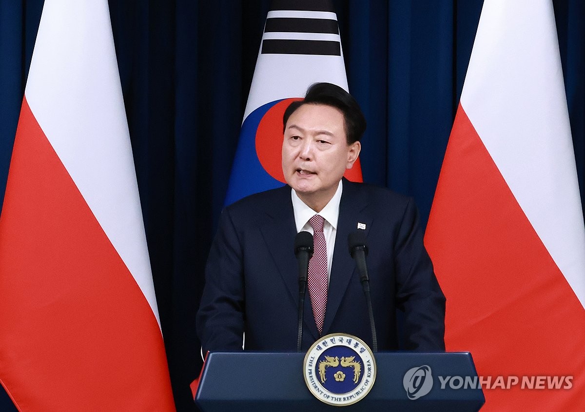 El presidente surcoreano, Yoon Suk Yeol, habla durante una rueda de prensa conjunta en la oficina presidencial en Seúl el 24 de octubre de 2024. (Yonhap)