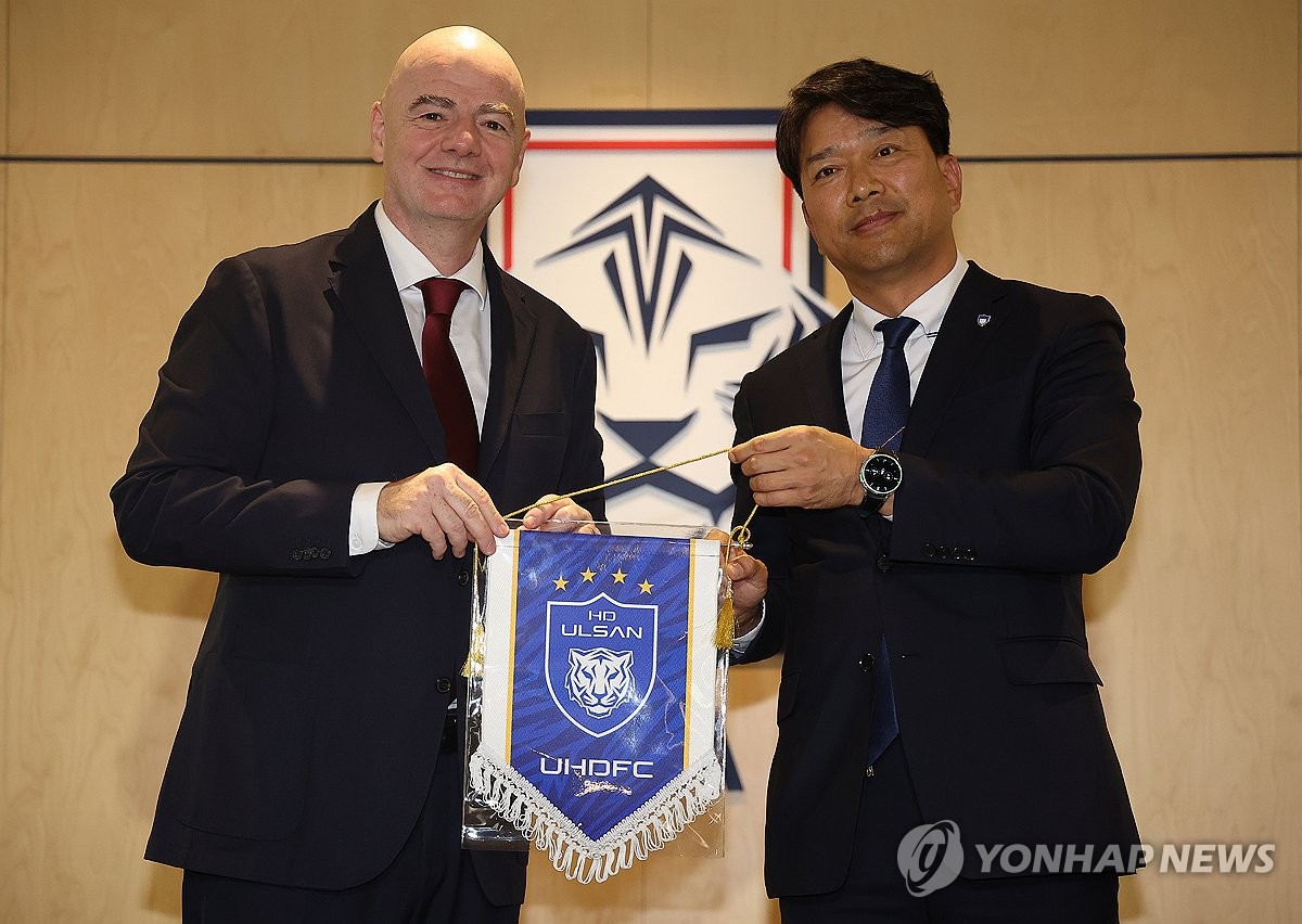 페넌트 교환하는 김광국 울산 HD 대표이사와 잔니 인판티노 FIFA 회장