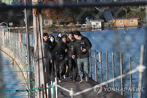 '훼손 시신' 북한강 유기한 군 장교 현장검증…묵묵부답 일관