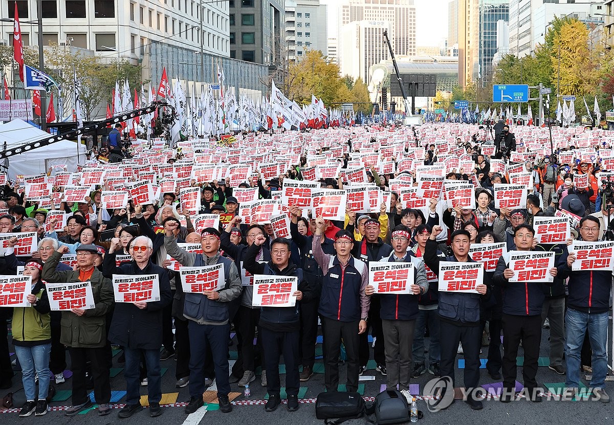 Miembros de la Confederación Coreana de Sindicatos celebran una manifestación condenando las políticas laborales del gobierno en el centro de Seúl, el 9 de noviembre de 2024. (Yonhap)