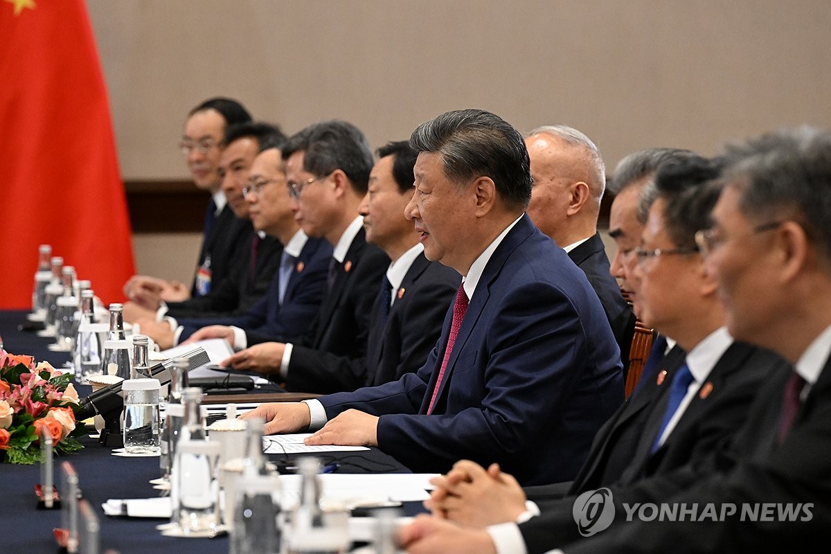 El presidente chino, Xi Jinping (centro), habla durante una cumbre con el presidente surcoreano, Yoon Suk Yeol, celebrada en un hotel de Lima, Perú, al margen de la cumbre de Cooperación Económica Asia-Pacífico. (Yonhap) 