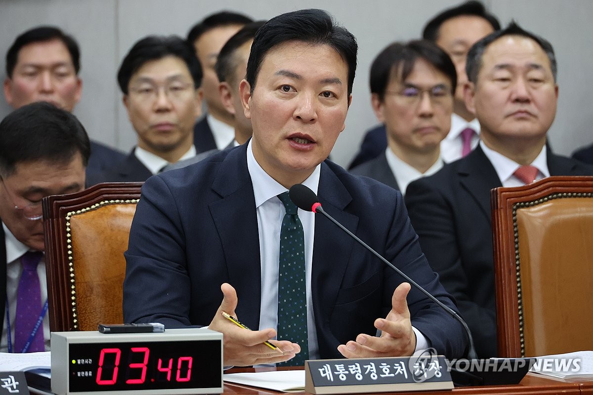 Kim Seong-hoon, subjefe del Servicio de Seguridad Presidencial, responde a las preguntas de los legisladores durante una reunión del Comité Directivo de la Cámara en la Asamblea Nacional el 19 de noviembre de 2024. (Yonhap)