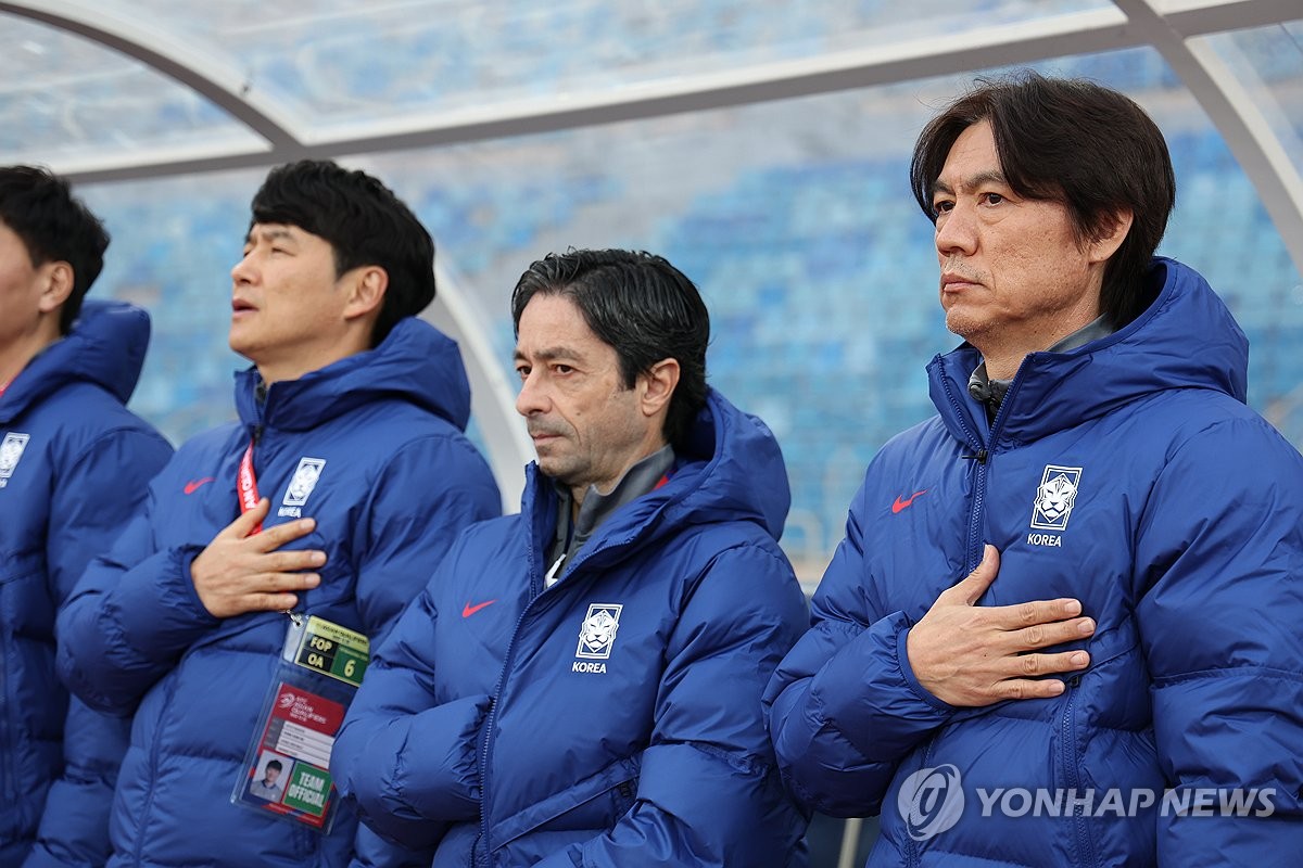 국기에 경례하는 홍명보 감독과 코치진