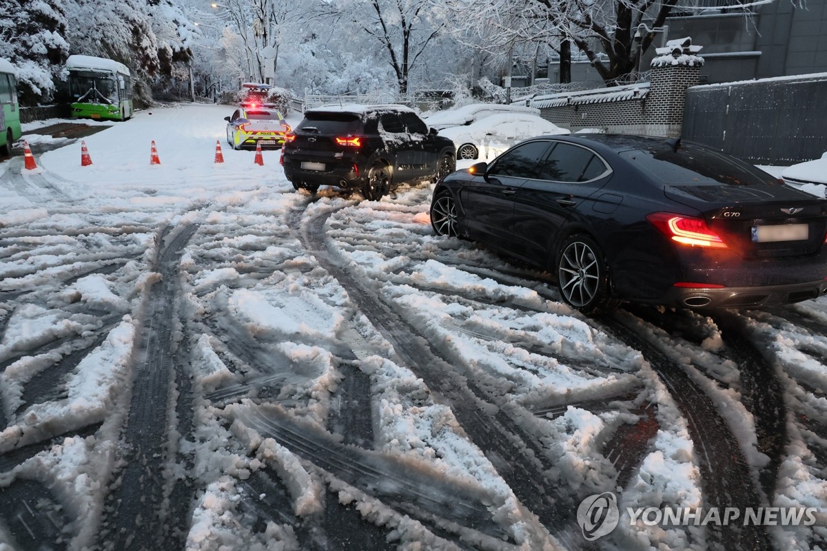 폭설에 삼청터널길 통제