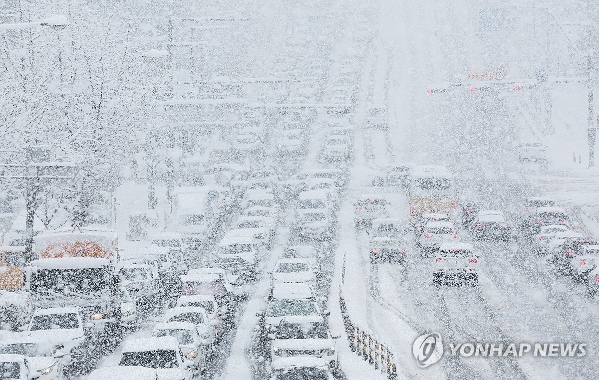 큰 눈에 정체되는 1번 국도