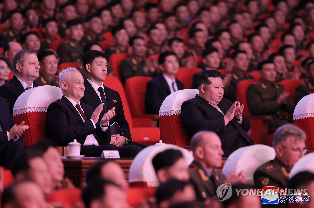 김정은, 러시아 국방장관과 공연관람