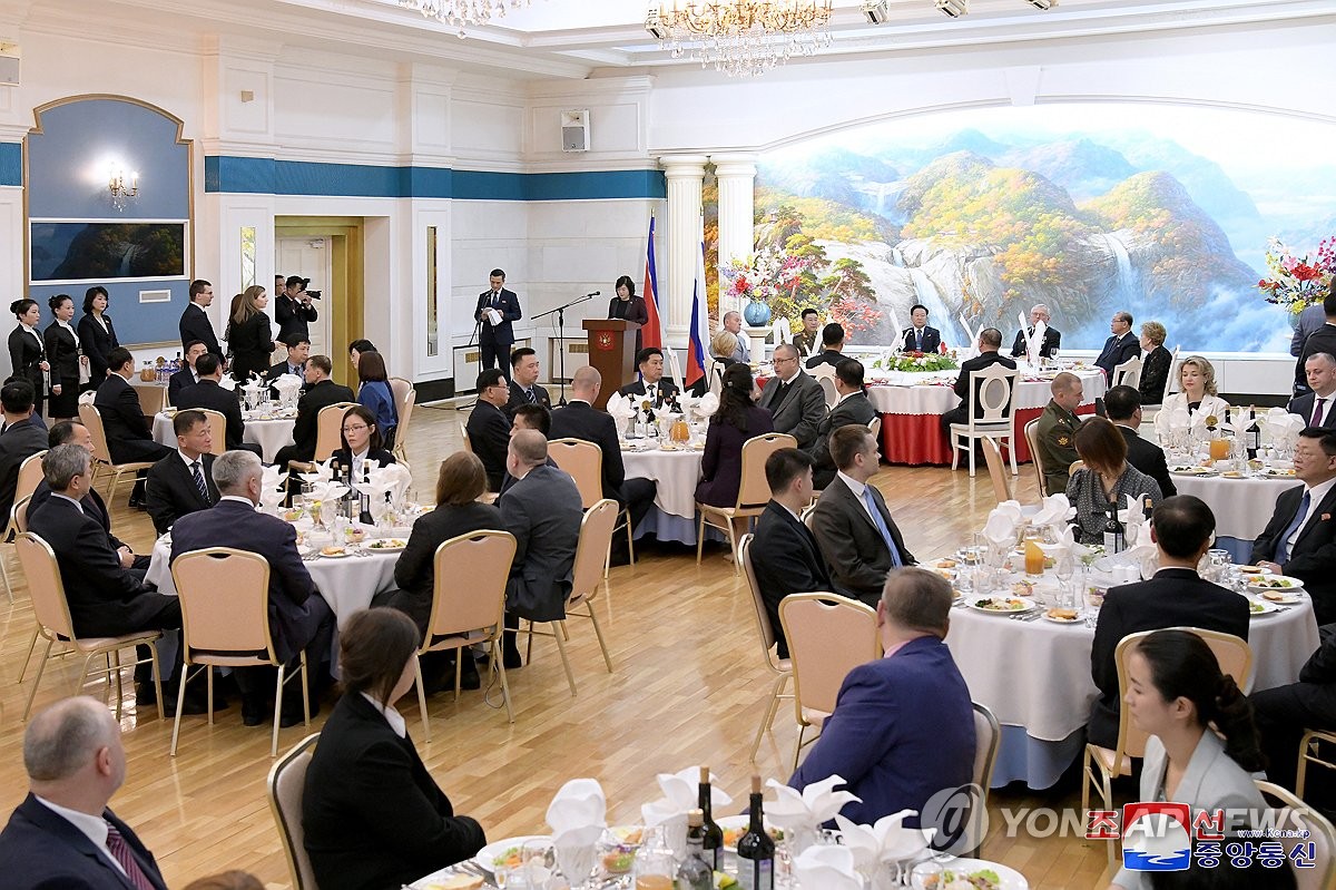 Esta foto, publicada por la Agencia Central de Noticias de Corea el 11 de diciembre de 2024, muestra una recepción que celebra la ratificación de un tratado de defensa mutua entre Pyongyang y Moscú. La agencia de noticias informó que la recepción fue organizada por la Embajada de Rusia en Corea del Norte un día antes. (Para uso únicamente en la República de Corea. Sin redistribución) (Yonhap)