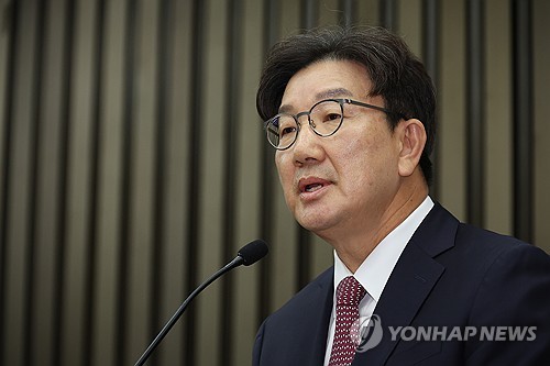 與원내대표에 친윤 권성동…"탄핵 반대 당론 바꿀지 의총 열겠다"