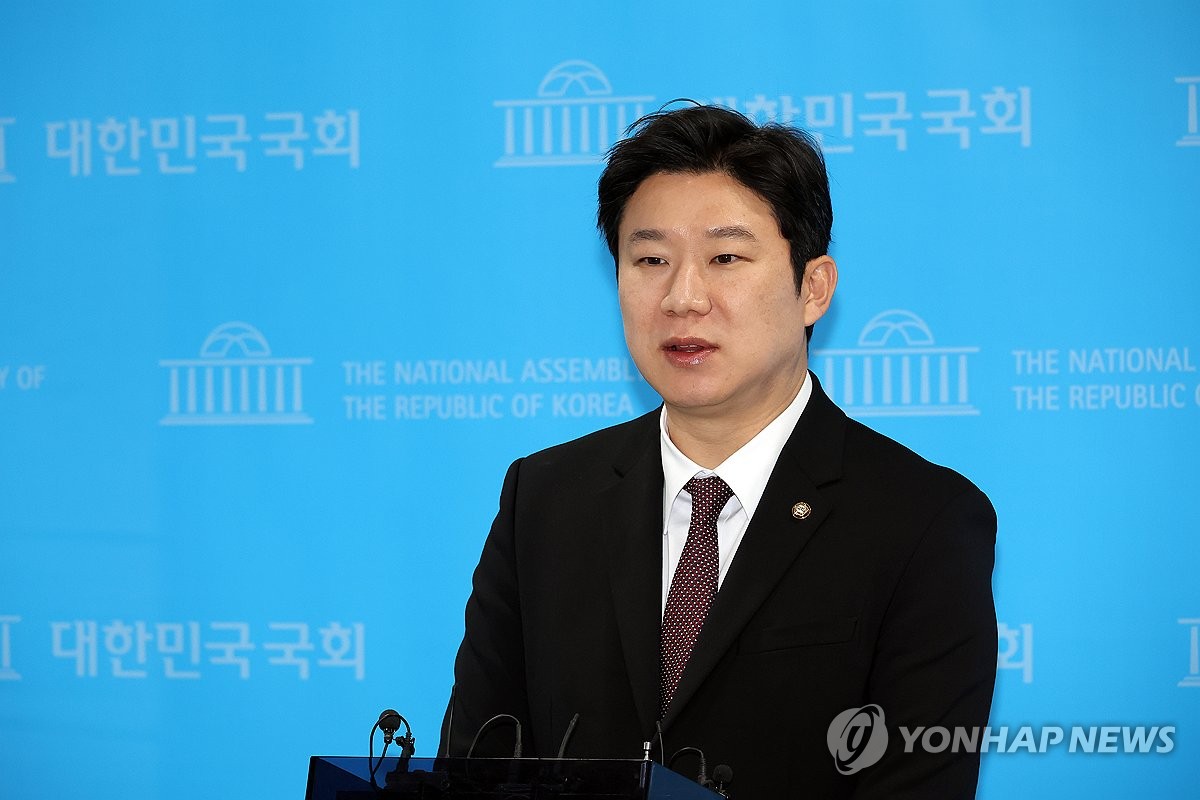 국회 기자회견 중인 진종오 의원