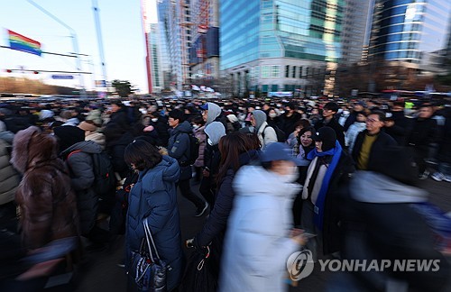 국회 앞 탄핵 촉구 집회에 모여드는 시민들