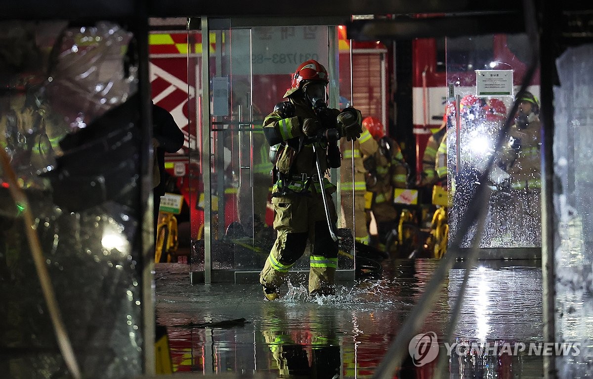 Los bomberos registran, el 3 de enero de 2025, un edificio en Bundang, en la ciudad de Seongnam, al sur de Seúl, después de haber extinguido un incendio en las instalaciones. (Yonhap)