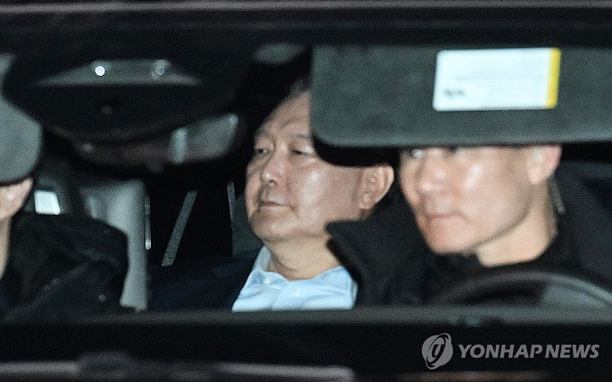 특검, 尹 상대 체포저지·비화폰 삭제 조사…계엄 국무회의도