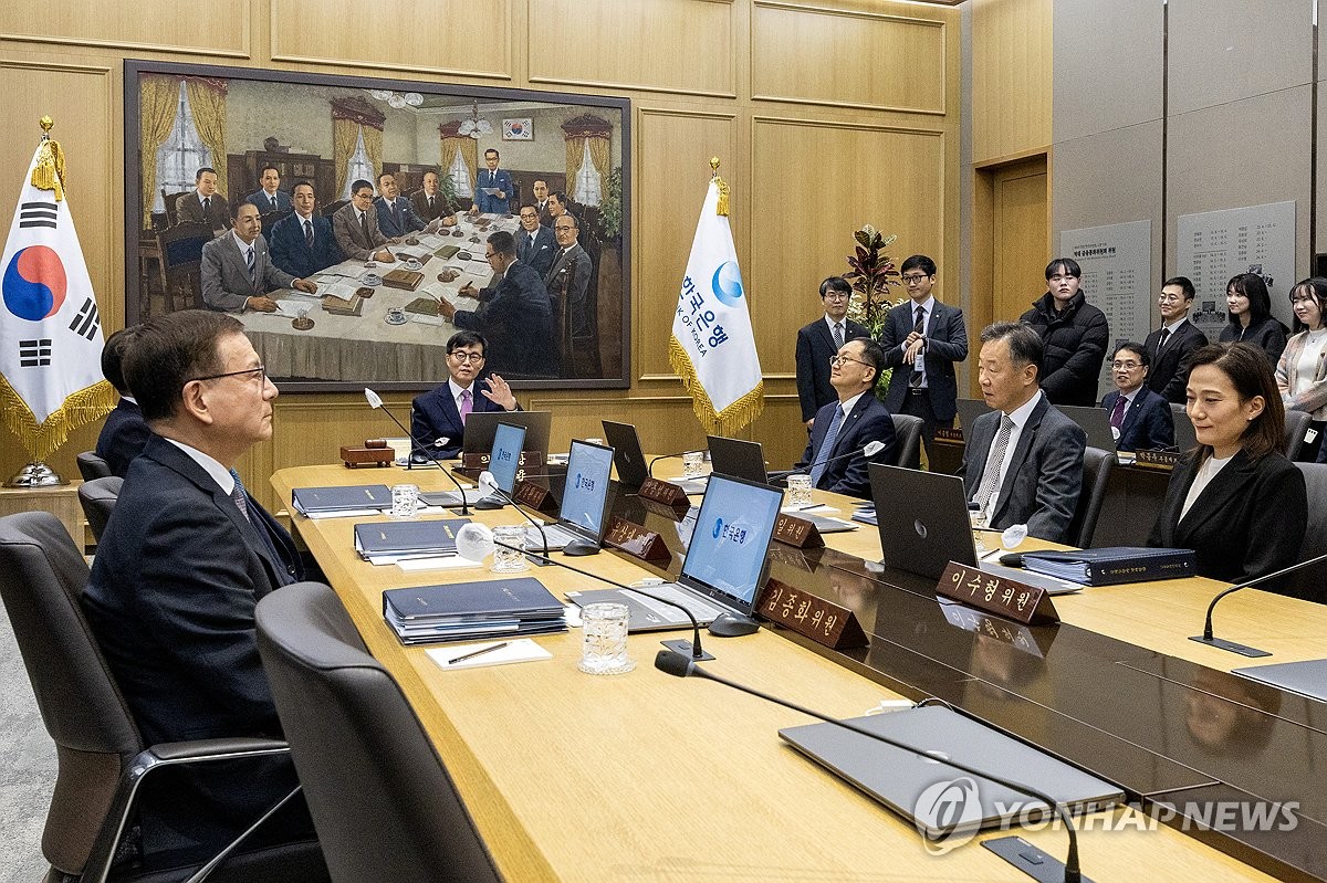 금융통화위원회 주재하는 이창용 한국은행 총재