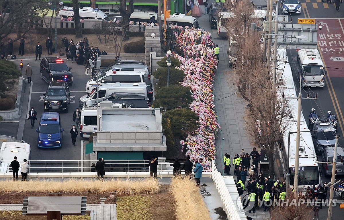 헌법재판소 나서는 윤석열 대통령 차량