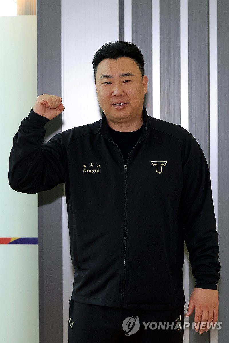 출국에 앞서 포즈 취하는 이범호 감독