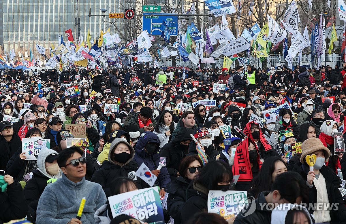 Los participantes celebran una manifestación que pide la expulsión inmediata del acusado presidente Yoon Suk Yeol en el centro de Seúl el 1 de febrero de 2025. (Yonhap)