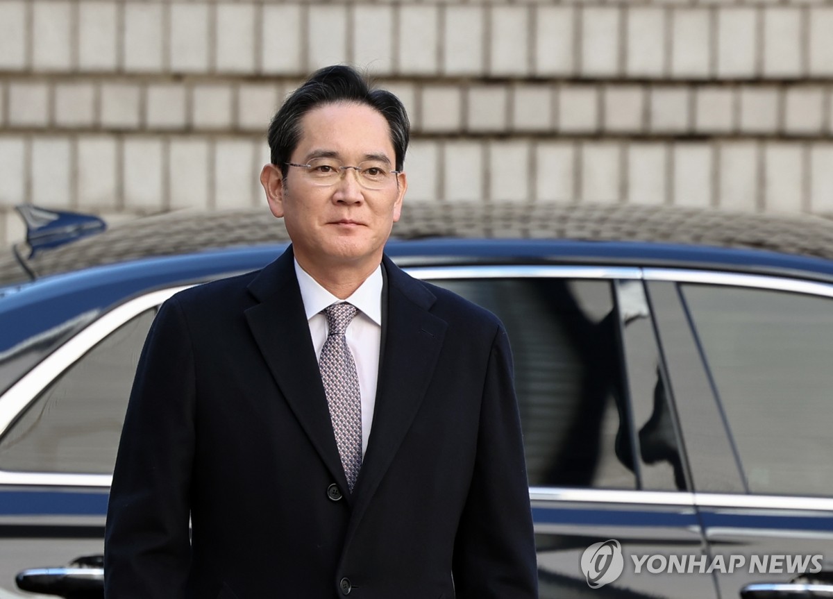 Samsung Electronics Co. Yönetim Kurulu Başkanı Lee Jae-yong, 3 Şubat 2025'te Güney Seul'deki Seul Yüksek Mahkemesi'ne, iki Samsung iştirakinin tartışmalı 2015 birleşmesiyle ilgili davanın hüküm duruşmasına katılmak üzere geldi. (Yonhap)