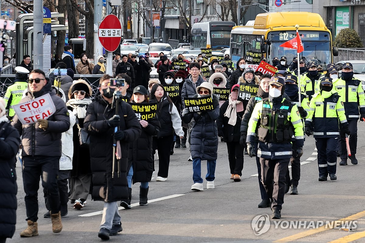 Los manifestantes se oponen a la acusación del presidente Yoon Suk Yeol March por una calle en Gwangju, a unos 270 kilómetros al sur de Seúl, el 8 de febrero de 2025. (Yonhap)