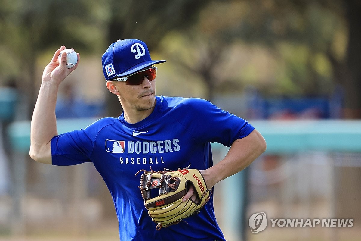 Tommy Edman of the Los Angeles Dodgers makes a throw during spring training at Camelback Ranch in Glendale, Arizona, on Feb. 16, 2025. (Yonhap)