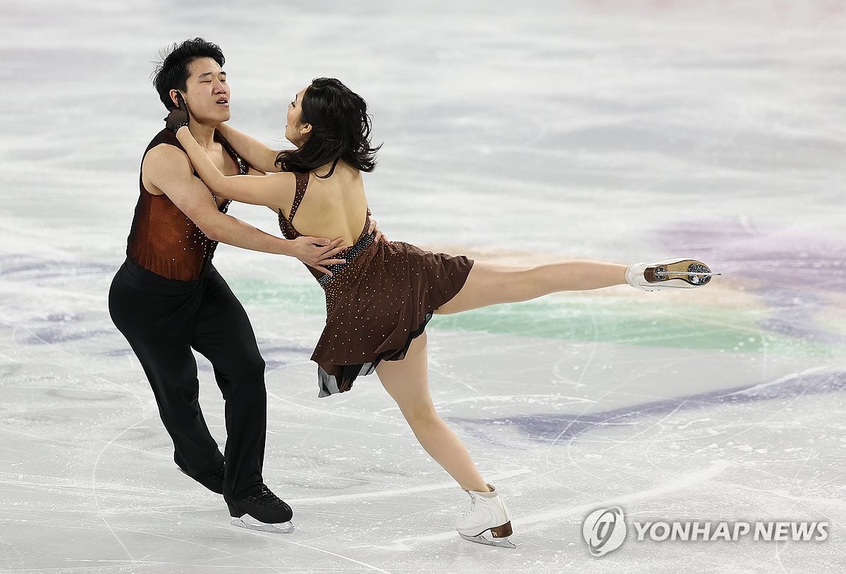 아이스댄스 연기에 나선 임해나와 권예