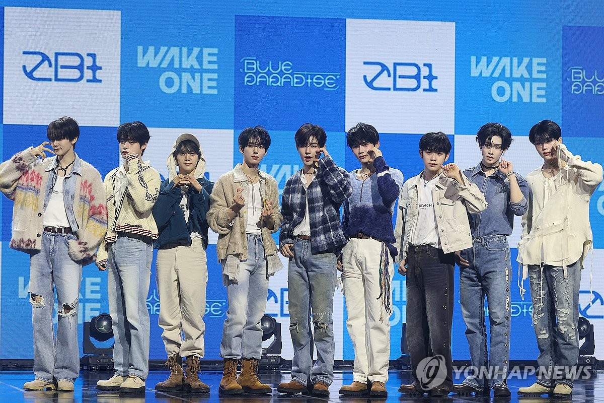 La foto de archivo, sin fechar, muestra al grupo masculino de K-pop Zerobaseone.