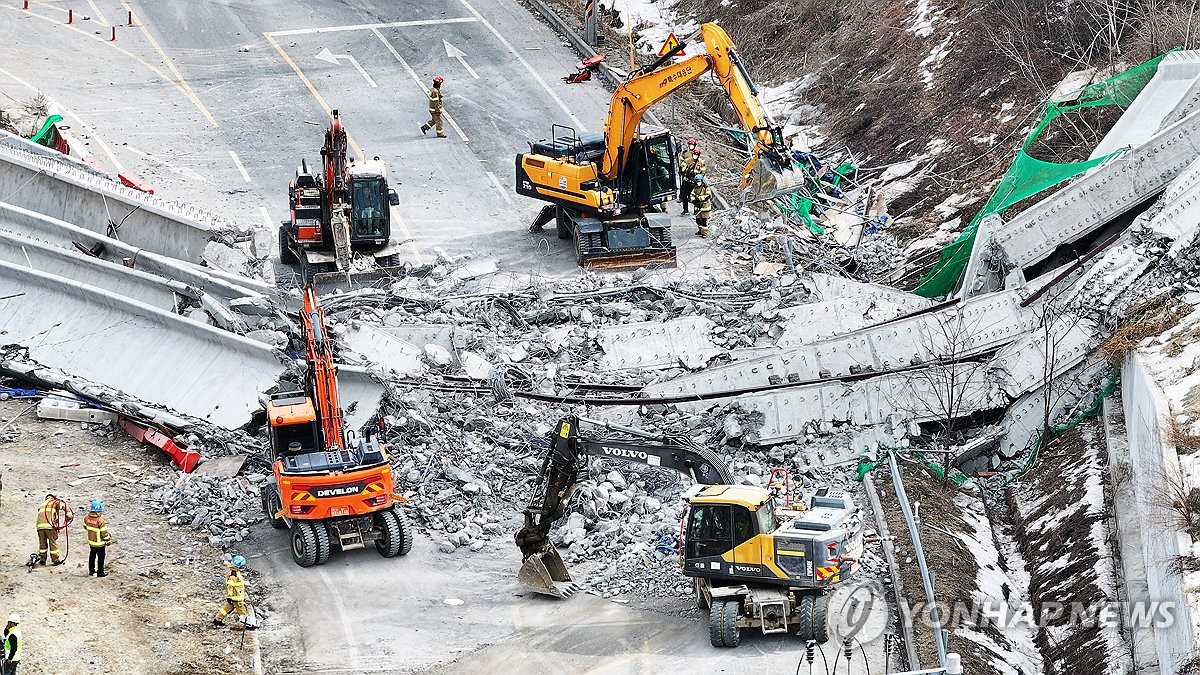 This file photo, taken Feb. 25, 2025, shows the construction site of a bridge on the Seoul-Sejong expressway in Anseong, south of Seoul, after it collapsed earlier in the day, leaving four workers dead and six others injured. (Yonhap)
