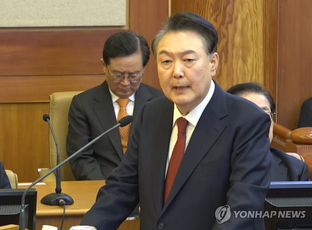 El presidente Yoon Suk Yeol ofrece su declaración final durante su juicio de juicio destacado en el Tribunal Constitucional en Seúl el 25 de febrero de 2025, en este archivo, la foto proporcionada por el tribunal. (Foto no a la venta) (Yonhap)