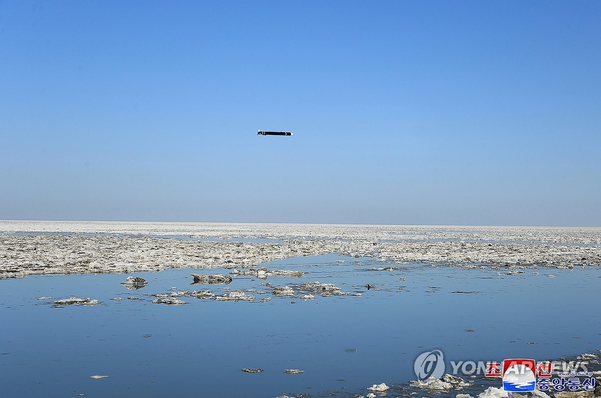북한, 전략순항미사일 발사훈련…김정은 참관